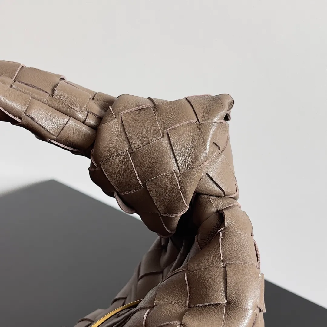Batch 1120 Bottega veneta͙.——The latest woven knotted hobo🔥 The top-grade lambskin leather is very soft, the bag shape is unique, practical and durable. It retains the traditional woven elements while being a little more flamboyant ~ Made of hand-woven sheepskin, zipper opening and closing, curved seamless structure, effortless to match. Highly recommended⚠️⚠️⚠️ The highest-end in the market🌈 Welcome to compare [all shipped from the factory with a full set of packaging] size: 23x15x5cm.   Model: 651876
